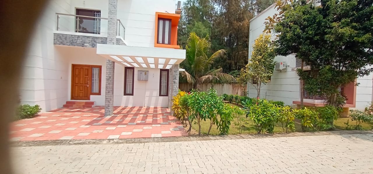 2000 sqft Excellent Gated community Villa sale in vadanemilli ECR
