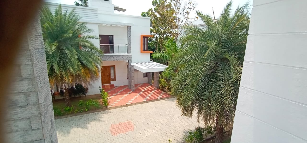 2000 sqft Excellent Gated community Villa sale in vadanemilli ECR